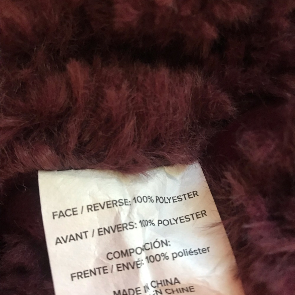 UGG Luxe  throw so very soft  in Cabernet color . - Picture 13 of 13